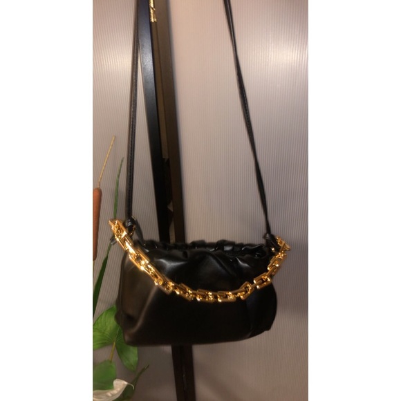 Black faux leather bag with gold link chain - Picture 3 of 3